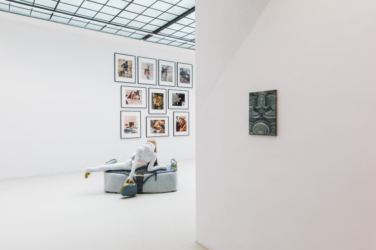 Cursed Images curated by Ed Fornieles Installation View: Anna Uddenberg, Issy Wood, Rudolf Schwarzkogler, 2019. Photo: kunst-dokumentationen.com