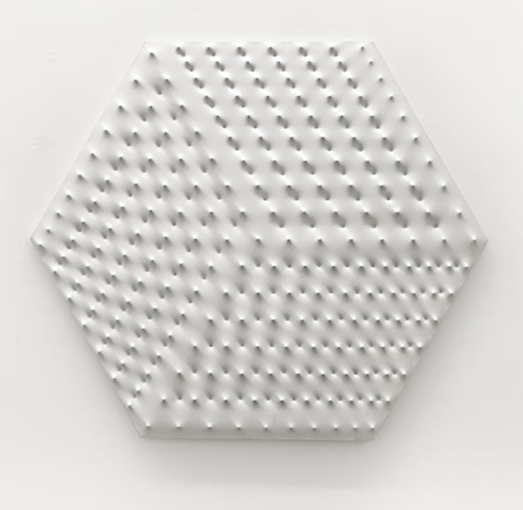 Enrico Castellani, Superficie bianca, 1969