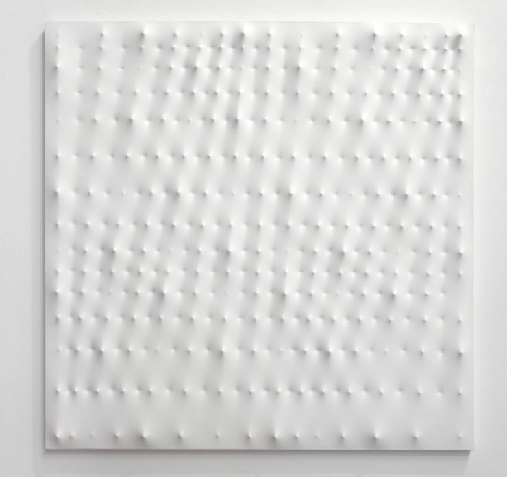 Enrico Castellani, Superficie bianca, 1985
