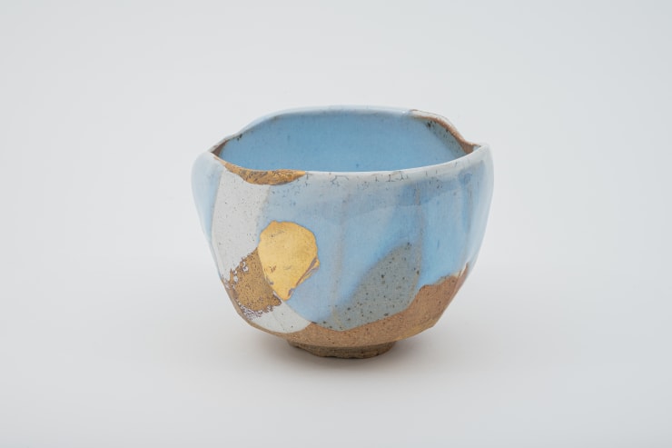 Geppaku glaze with gold Chawan / 月白釉流シ金彩