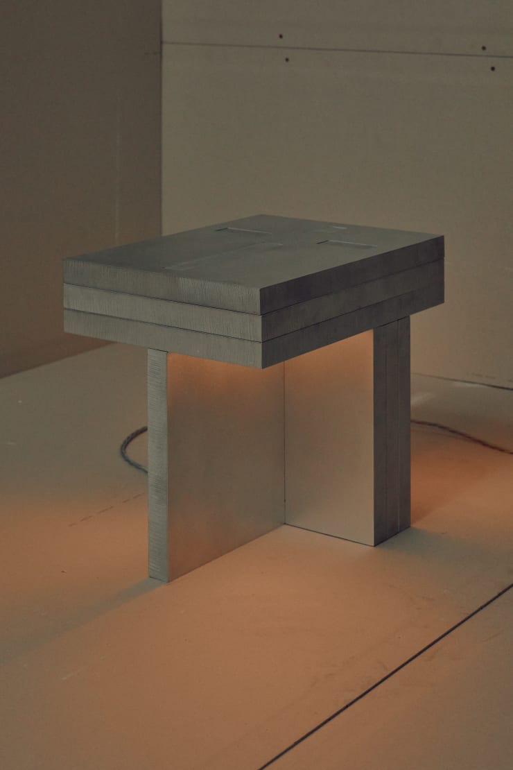 Ciężka Lampa Hand brushed aluminium Weight approx. 50 kg Lead time: 5 - 6 weeks 385 h x 320 d x 450 w