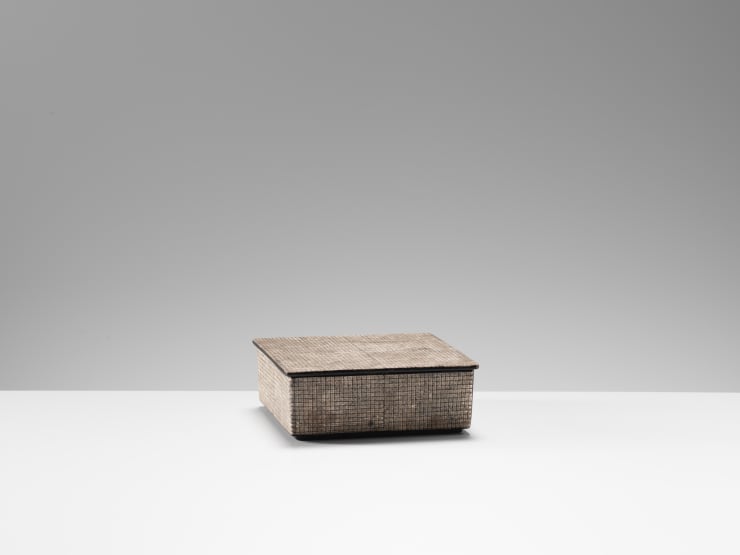 Maeda Masahiro, Covered box with overglaze enamels with silver, 2020