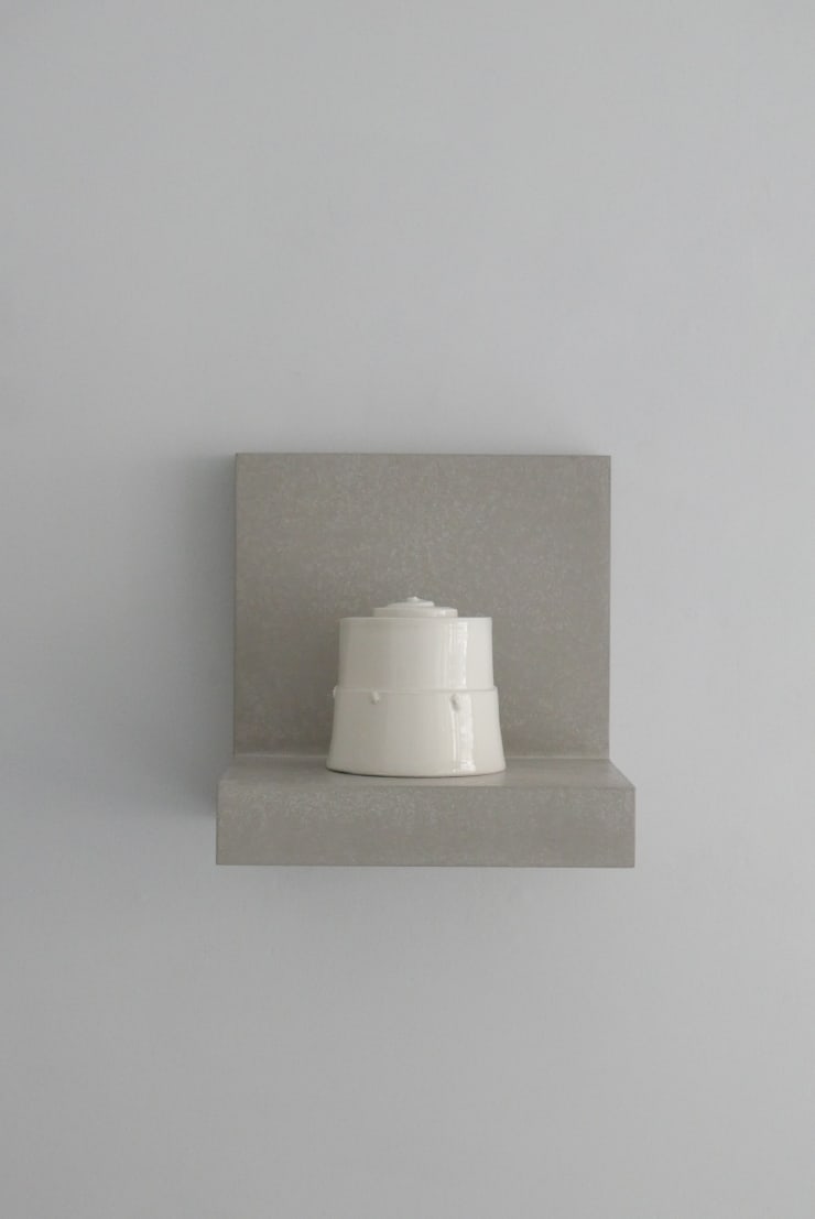 Julian Stair, Cinerary Jar on Large Ground, 2022