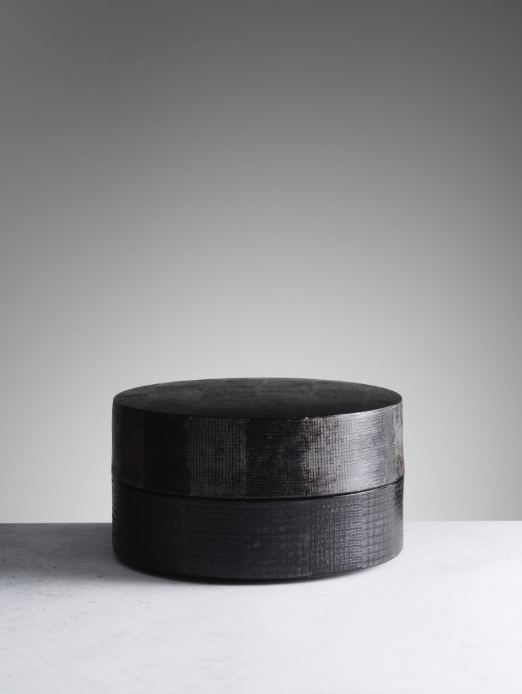 Maeda Masahiro, Covered box with overglaze enamels with silver, 2015