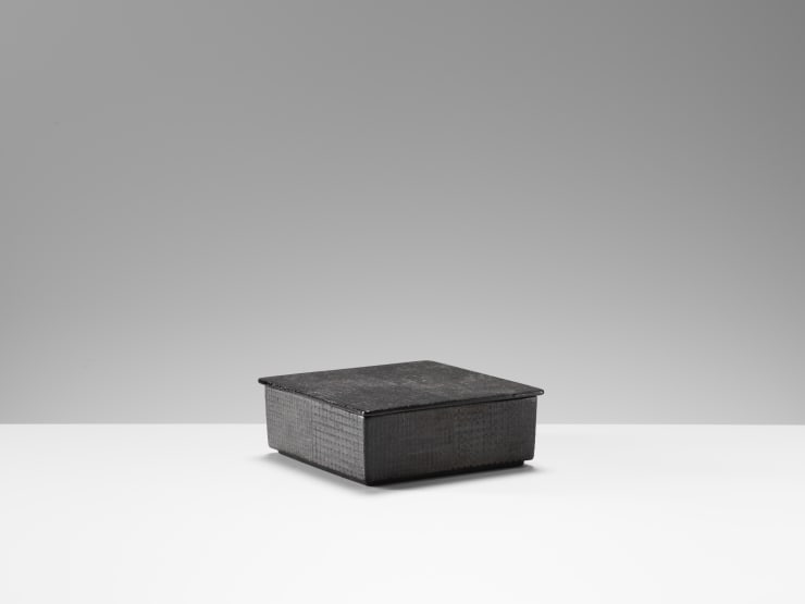 Maeda Masahiro, Covered box with overglaze enamels with silver, 2020