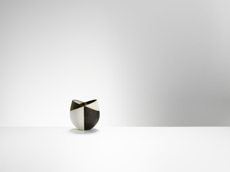 John Ward, Black and White V Rimmed Pot