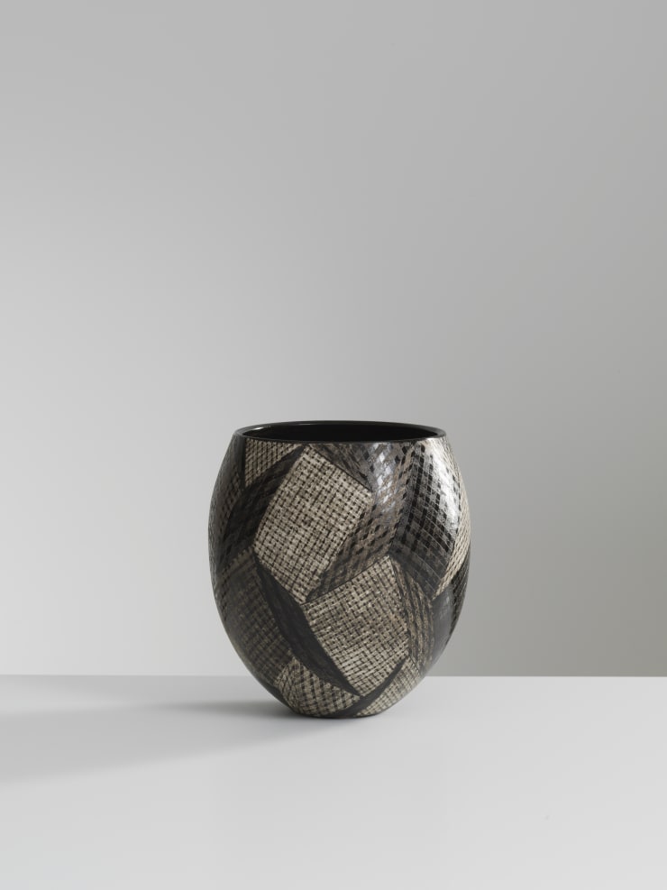 Maeda Masahiro, Vase with overglaze enamels with silver