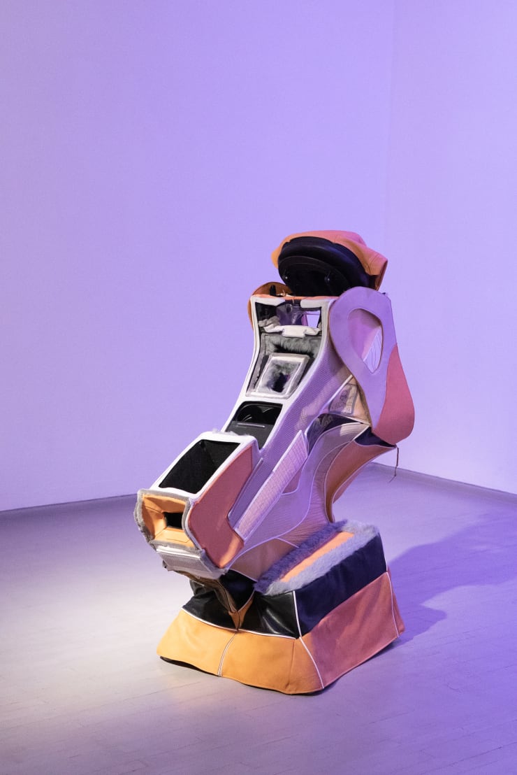 Hansol Kim, Dėvėti kėdes sėdint ant kelnių Nº2 / Wearing Chairs While Sitting On Pants Nº2, 2019