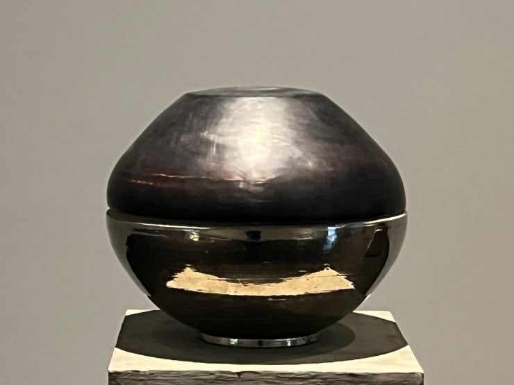 Jar with Black Lid (검은 뚜껑을 가진 항아리)