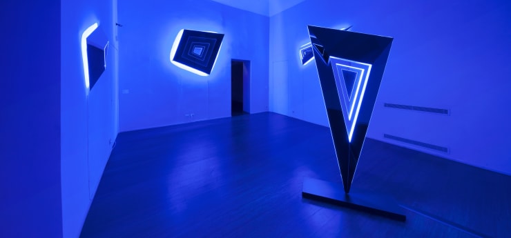 Nanda Vigo: Light Trek - ABC-ARTE Contemporary art Gallery - 2014-2015 Deep Space Trapezio, 2014, 120 x 150 x 25 cm - 47 3/16 x 59 1/16 x 9 13/16 ins, specchio, vetro e luci neon Deep Space, 2014, 190 x 65 x 15 cm - 74 12/16 x 25 9/16 x 5 14/16 ins, specchio, vetro e luci neon Deep Space, 2014, 200 x 100 x 40 cm - 78 11/16 x 39 5/16 x 15 11/16 ins, specchio, vetro e luci neon