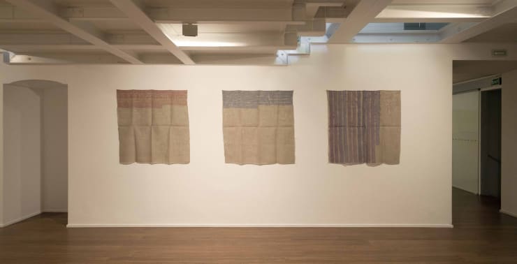 Segni orizzontali 1974, 100 x 100 cm - 39 3/8 x 39 3/8 in, acrilico su juta Segni orizzontali 1974, 100 x 100 cm - 39 3/8 x 39 3/8 in, acrilico su juta Verticale 1977 , 100 x 100 cm - 39 3/8 x 39 3/8 in, acrilico su juta