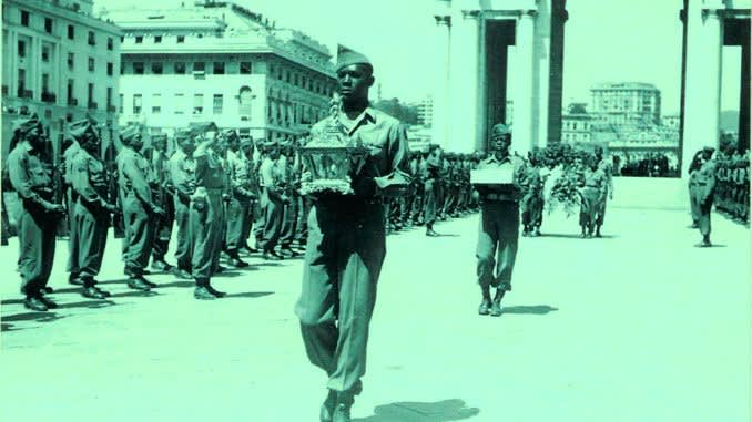 Historical photography of Buffalo Soldier with the ashes of Columbus, Genoa 1945.