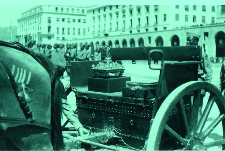 Historical photography of Buffalo Soldier with the ashes of Columbus, Genoa 1945.