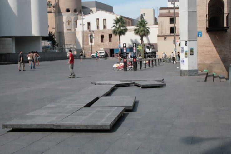 Prototipo para un suelo resbaladizo [Protótipo para um terreno escorregadio] | Plaça dels Angels, MACBA | Barcelona, Espanha, 2009 | Foto Daniel Steegmann e Renata Lucas