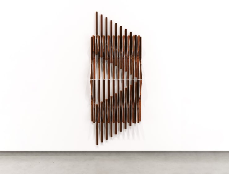 Iván (Triangle), 2021 madeira mogno 254 x 86,4 x 17 cm