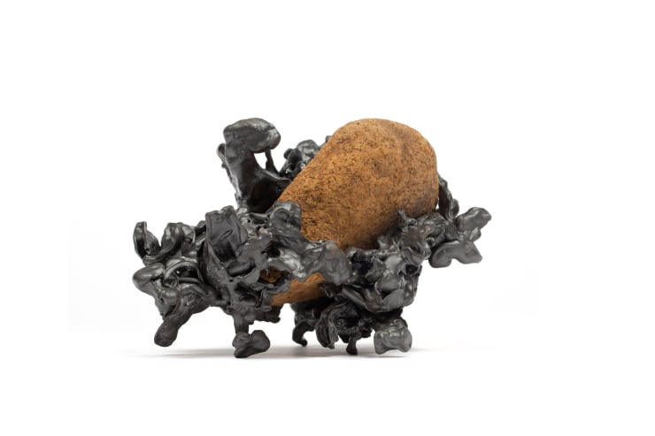 Campana “Coração Coroado”, 2024 pedra e alumínio pintado rock and painted aluminum 16,3 x 20,5 x 21 cm 6.42 x 8.07 x 8.27 in