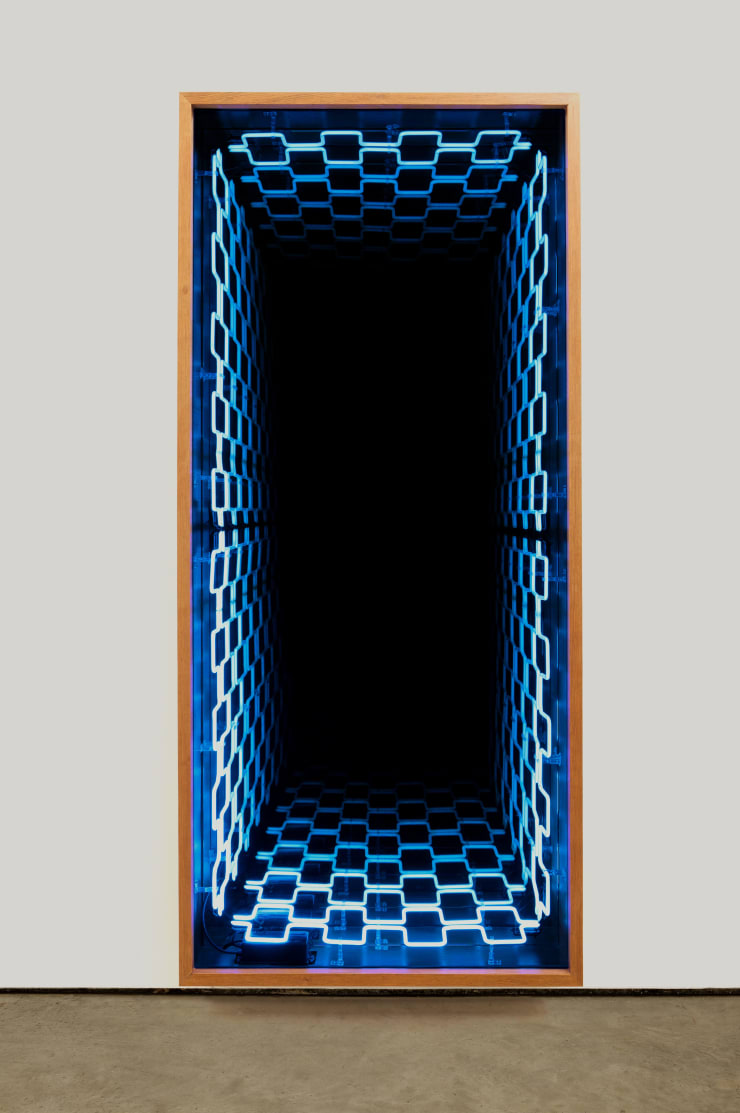 Iván Navarro Tijolo Vertical (Azul) | Vertical Brick (Blue), 2020 neon, madeira Jatobá, espelho unidirecional e energia elétrica neon, jatobá wood, one-way mirror and electric energy 218,4 x 99,31 x 20 cm 85.98 x 39.09 x 7.87 in