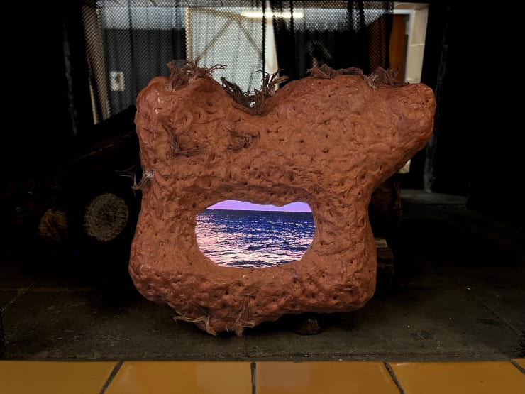 Trojany “Arediri pigó ou saudades da guiné”, 2017 GIF, Rasperry 4 e cerâmica 16 x 24 x 8 cm