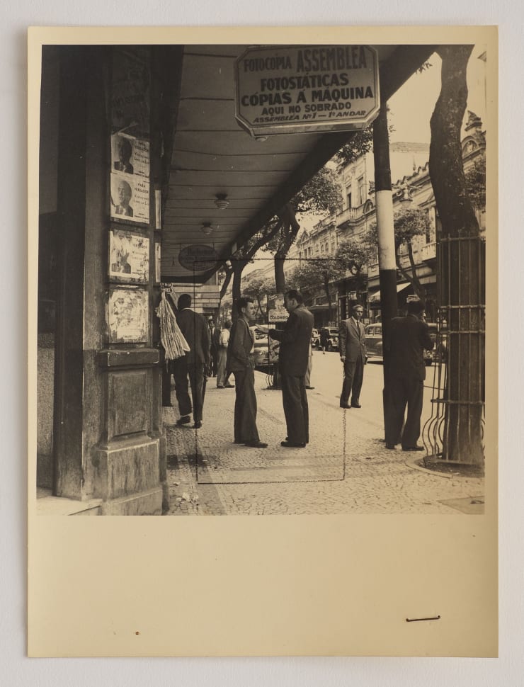 Thomaz Farkas “Cena de rua”, Rio de Janeiro, déc. 1940 gelatina e prata sobre papel silver gelatin print on paper 24 x 18 cm 9.45 x 7.09 in ed vintage