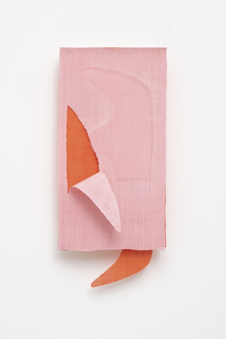 Pablo Lobato Versus #1 (rosa), 2020-21 moshi (tecido coreano) e suporte de acrílico moshi (Korean fabric), acrylic holder 77 x 33 x 8 cm | 30.31 x 12.99 x 3.15 in