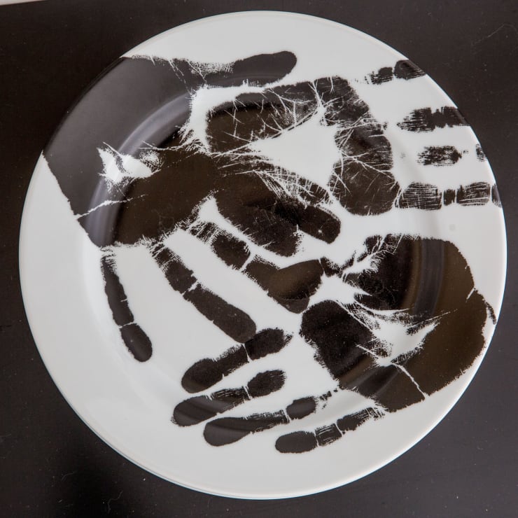 Regina Silveira Touch (113), 2021 sobrevidrado em porcelana | overglaze on porcelain 25 Ø cm | 9.84 Ø in