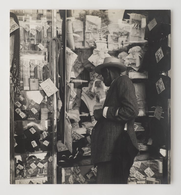 Thomaz Farkas “Liquidação”, déc. 1940 gelatina e prata sobre papel silver gelatin print on paper 32,2 x 30 cm 12.68 x 11.81 in ed vintage