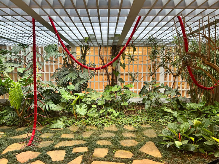 Selva de Carvalho Lacraia é fogo sarja de algodão, costura com linhas variadas, preenchimento com tecidos reciclados e cerâmica esmaltada dimensões variáveis (800 x 40 cm em linha reta)