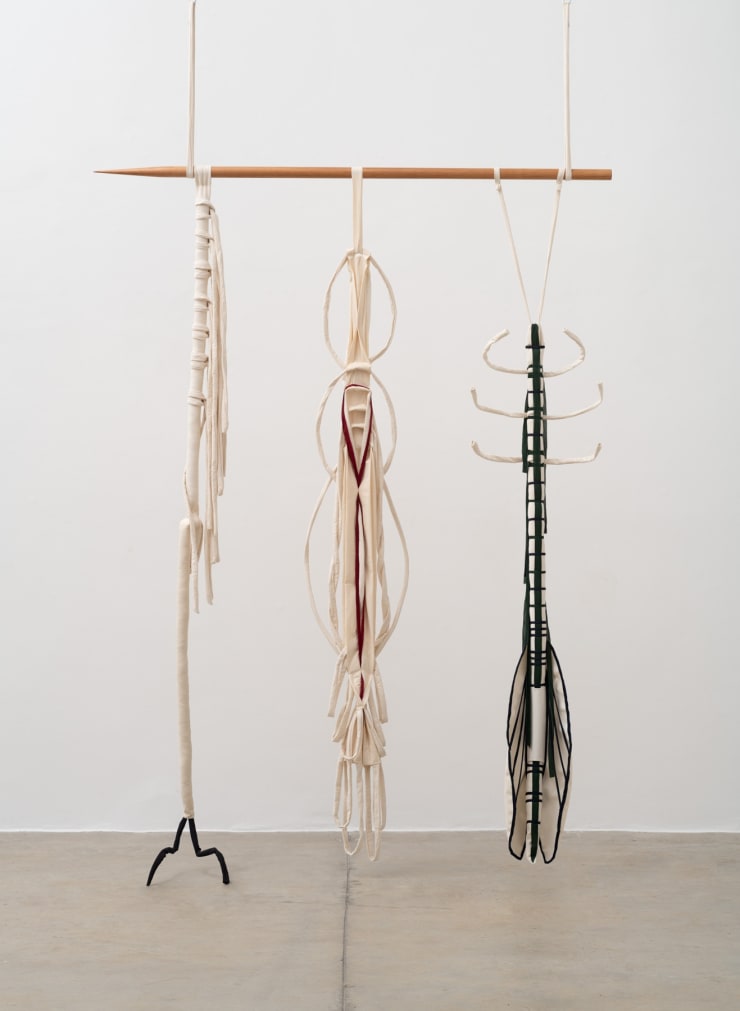 Selva de Carvalho Medula de Medusa, 2022 tecidos de algodão em diferentes densidades, resistências e tramas com costuras e amarrações em linhas variadas, estruturas internas de arame e restos de tecidos reciclados e varão de madeira 210 x 150 x 30 cm