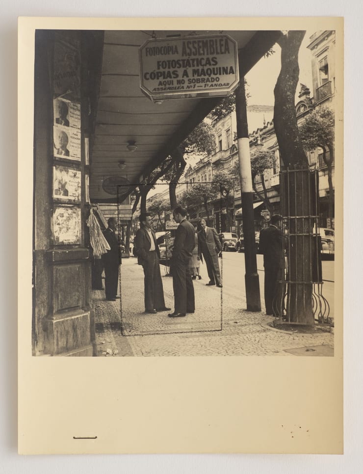 Thomaz Farkas “Cena de rua”, Rio de Janeiro, déc. 1940 gelatina e prata sobre papel silver gelatin print on paper 24 x 18 cm 9.45 x 7.09 in ed vintage