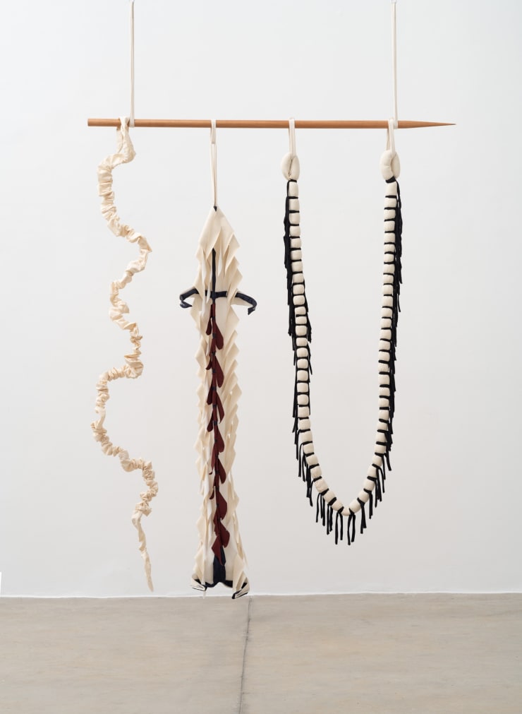 Selva de Carvalho Medula de Medusa, 2022 tecidos de algodão em diferentes densidades, resistências e tramas com costuras e amarrações em linhas variadas, estruturas internas de arame e restos de tecidos reciclados e varão de madeira 210 x 150 x 30 cm