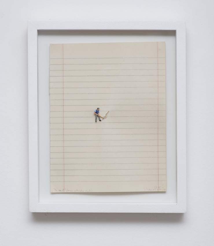 Liliana Porter To Do It (Man with Blue Shirt), 2017 figura sobre papel figurine on paper 19,6 x 15,2 cm 7..72 x 5.98 in