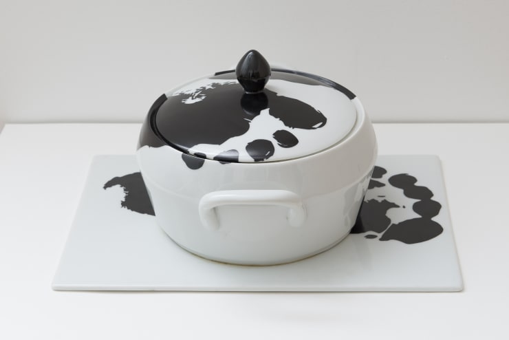 Regina Silveira "On the Way", 2006 sobrevidrado em porcelana overglaze on porcelain 17,5 x 28 x 35 cm 6.88 x 11.02 x 13.77 in