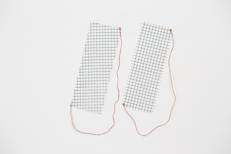 Pablo Lobato Sem título (iguais), 2017 malha de aço revestida de pvc, fio de papel, prego de cobre pvc coated steel mesh, paper wire, copper nail 63 x 63 cm 24.8 x 24.8 in