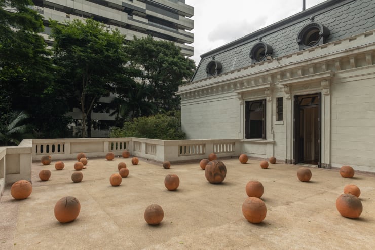 Bosco Sodi, vista da exposição "Rock and Roll: Bosco Sodi e os objetos de interesse", 2024