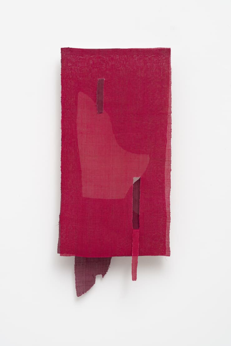 Pablo Lobato Versus #3 (vermelho), 2020-21 moshi (tecido coreano) e suporte de acrílico moshi (Korean fabric), acrylic holder 77 x 33 x 10 cm | 30.31 x 12.99 x 3.94 in