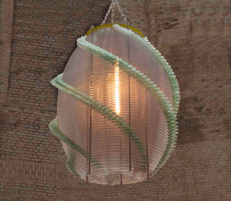 Jorge Pardo Sem título, longo 3 | Untitled, long 3, 2019 PETG colorido 2mm, base de alumínio, acessórios de alumínio Colored PETG 2mm, aluminum base, aluminum fixtures, electrical fixtures 80 x 60 Ø cm | 31.49 x 23.62 Ø in