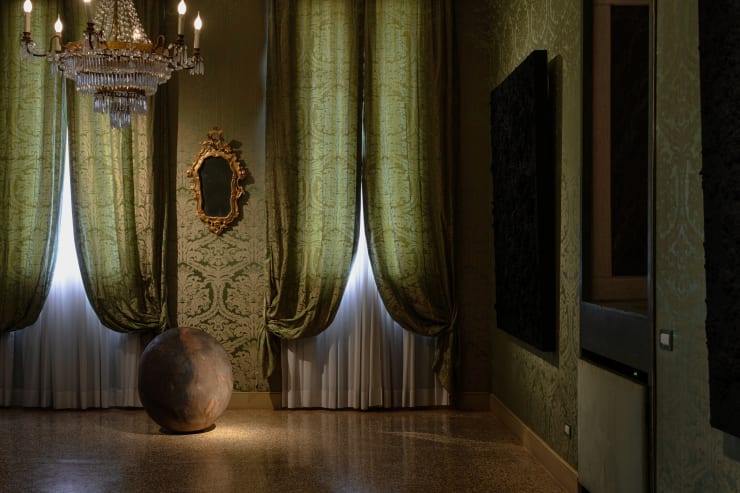 Bosco Sodi, vista da exposição "What Goes Around Comes Around", 2022