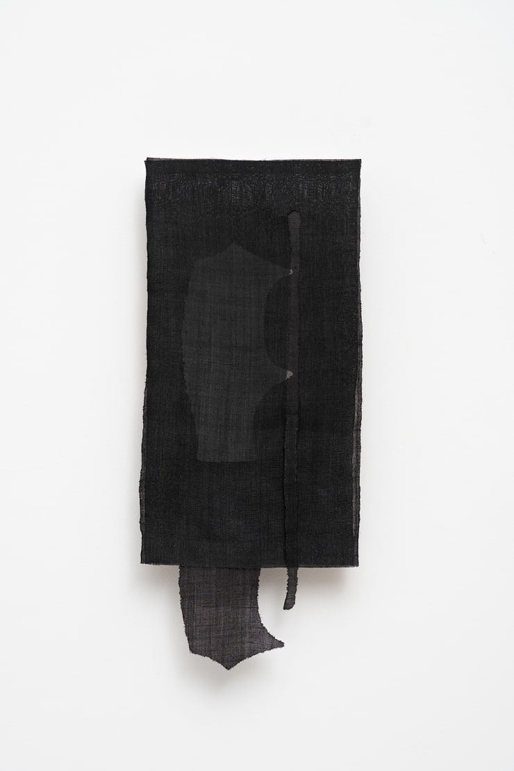 Pablo Lobato Versus #4 (crioulo), 2020-21 moshi (tecido coreano) e suporte de acrílico | moshi (Korean fabric), acrylic holder 77 x 33 x 10 cm | 30.31 x 12.99 x 3.94 in