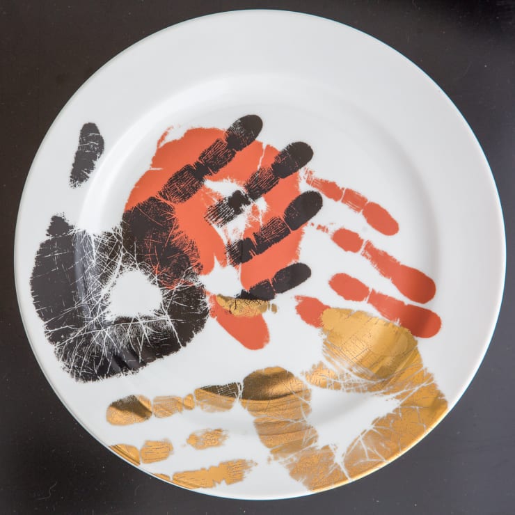 Regina Silveira Touch (63), 2021 sobrevidrado em porcelana | overglaze on porcelain 25 Ø cm | 9.84 Ø in