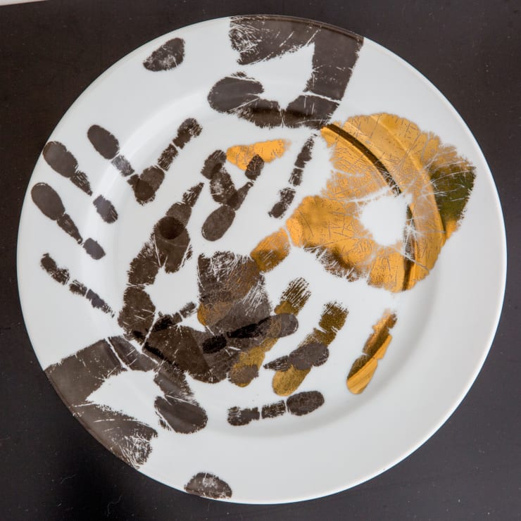 Regina Silveira Touch (110), 2021 sobrevidrado em porcelana | overglaze on porcelain 25 Ø cm | 9.84 Ø in