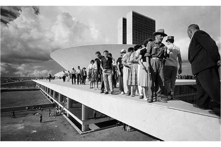 Thomaz Farkas, "Populares sobre cobertura do palácio do Congresso Nacional no dia da inauguração de Brasília", 1960