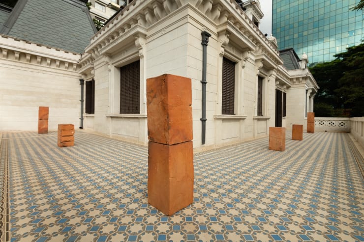 Bosco Sodi, vista da exposição "Rock and Roll: Bosco Sodi e os objetos de interesse", 2024