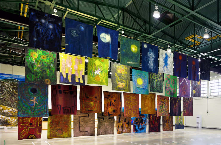 MINOUK LIM. INSTALLATION VIEW. CAMP GREAVES, PAJU, KOREA. CURRAHEE – STAND ALONE, 2023. 36 MILITARY BLANKETS, ACRYLIC PAINT, SPRAY PAINT, DIMENSIONS VARIABLE.