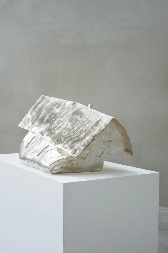 Erwin Wurm, Liegen auf Elternhaus, 2012