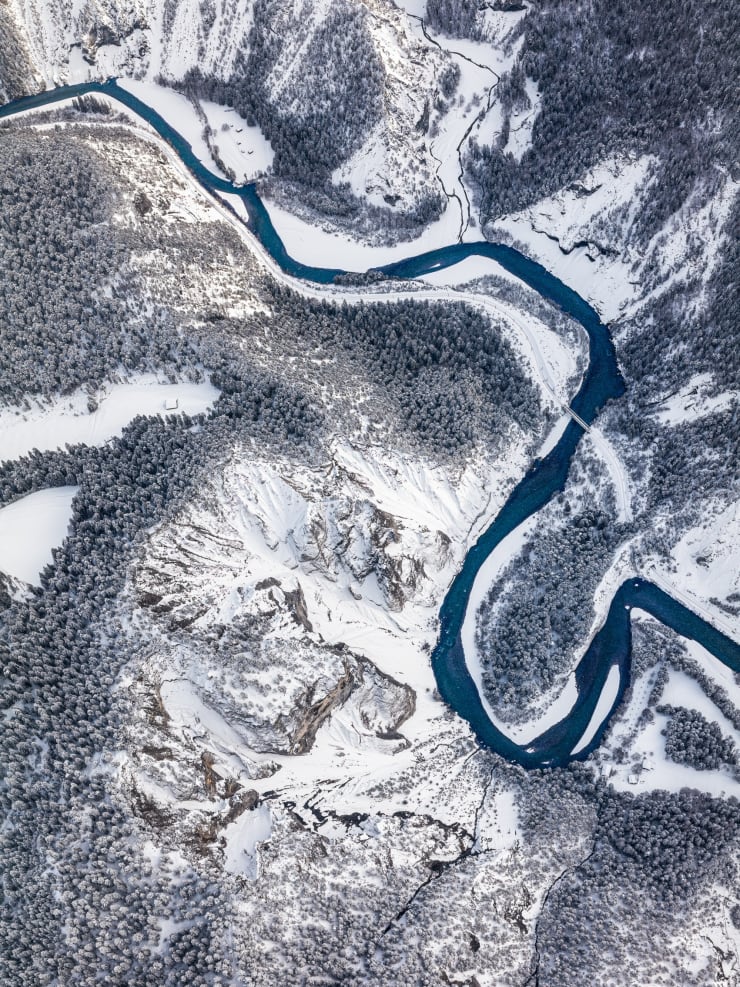 der rhein windet sich durch die winterliche rheinschlucht, flims, laax