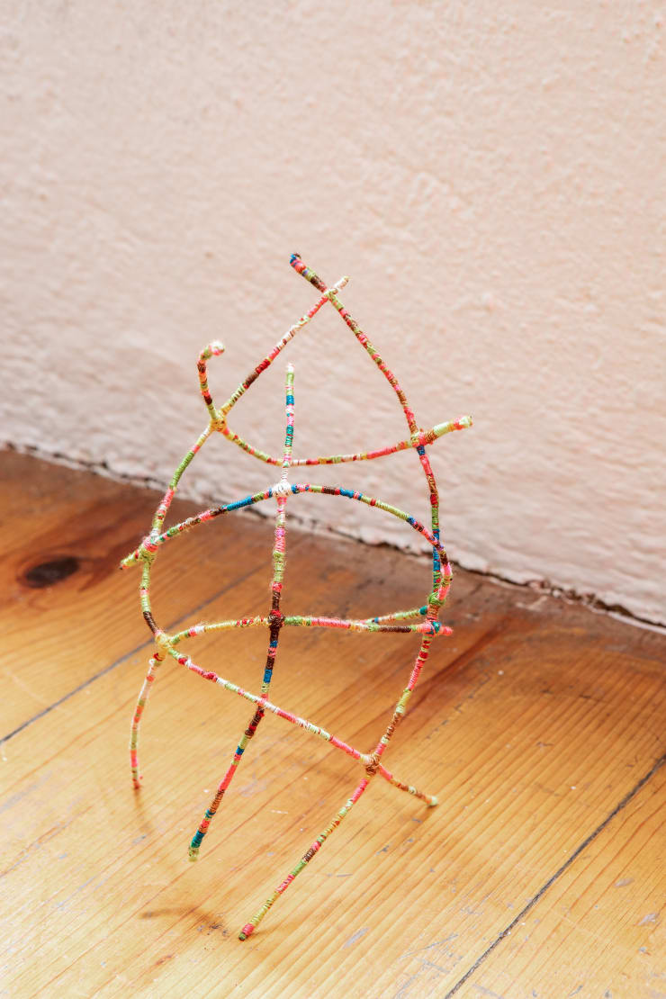 Manuela de Laborde Bailarines y el tapete, 2021 Wire and thread 30 x 17 x 17 cm (11.8 x 6.6 x 6.6 in)