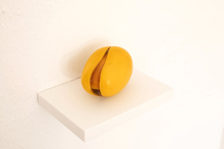Manuela de Laborde Maqueta de fruta alucinógena, 2021 Ceramic, paint and resin 10 x 12 x 9 cm (3.9 x 4.7 x 3.5 in)