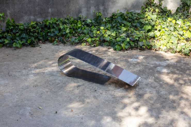 Manuela de Laborde Doblez y desplazamiento, 2022 Chrome steel 27 x 95 x 23 cm (10.6 x 37.2 x 9 in)