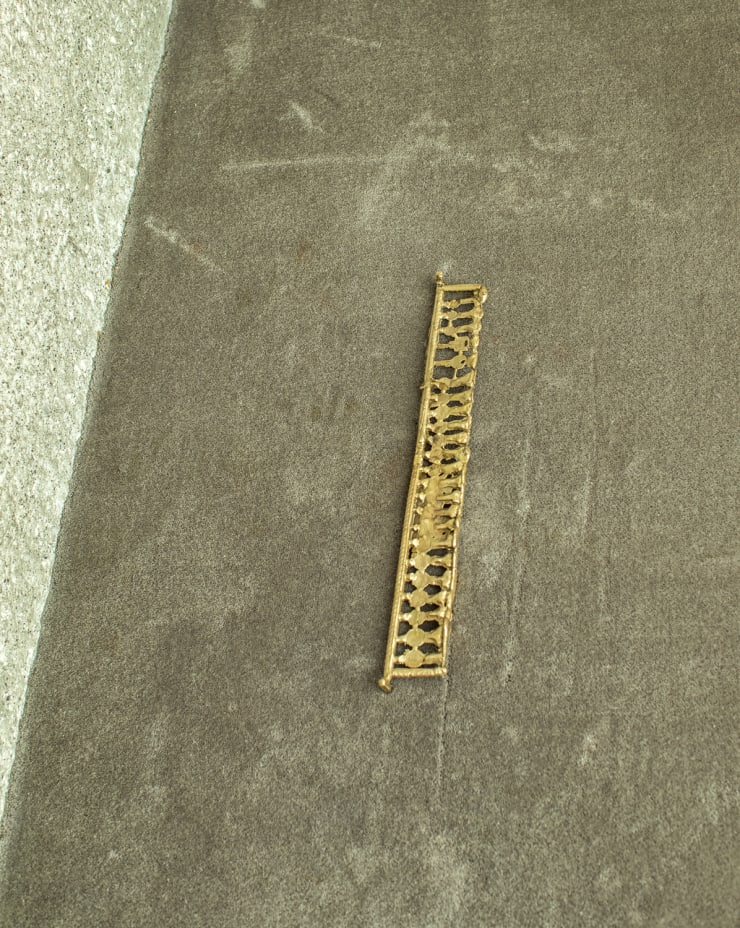 Tania Pérez Córdova Contenidos de un bolsillo: 21 coins 2 keys, 2021 Bronze 59.5 x 8 x 3 cm (23.43 x 3.15 x 1.18 in)