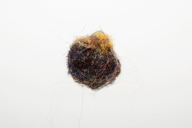 Tilfelli, 2014 gervihár Nonsicle, 2014 synthetic hair ca. 5 x 5 cm HRA0070
